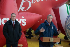 11.24.21 Mayor Bill De Blasio, NYPD COMMISSIONER Dermot Shea,Macy’s CEO Jeff Gennette hold press conference at the staging area for the 2021 Macy’s Thanksgiving Day parade.
(C) Steve Sands/ New York Newswire
